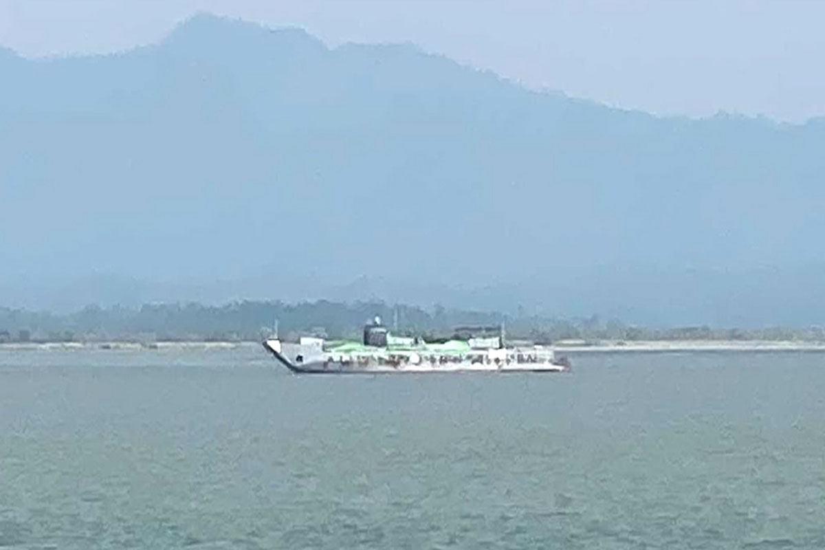 নাফ নদী থেকে সরে গেছে মিয়ানমারের যুদ্ধজাহাজ