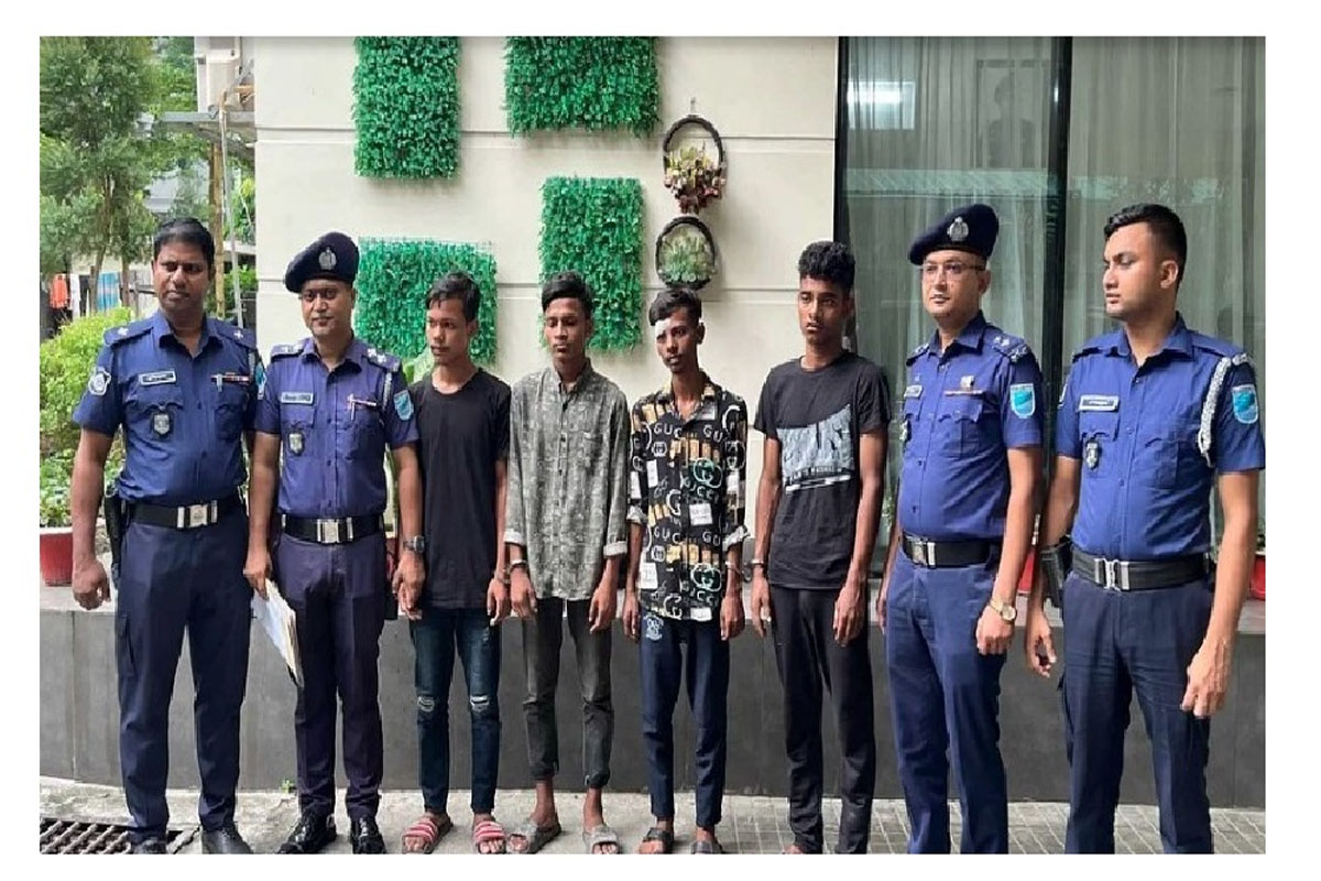 বন্ধুর গলা কেটে অটোরিকশা ছিনতাই, কিশোর গ্যাংয়ের ৪ সদস্য গ্রেপ্তার