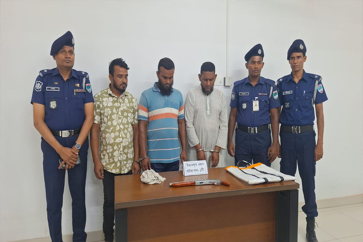 নড়াইলে অস্ত্রসহ তিনজন গ্রেফতার
