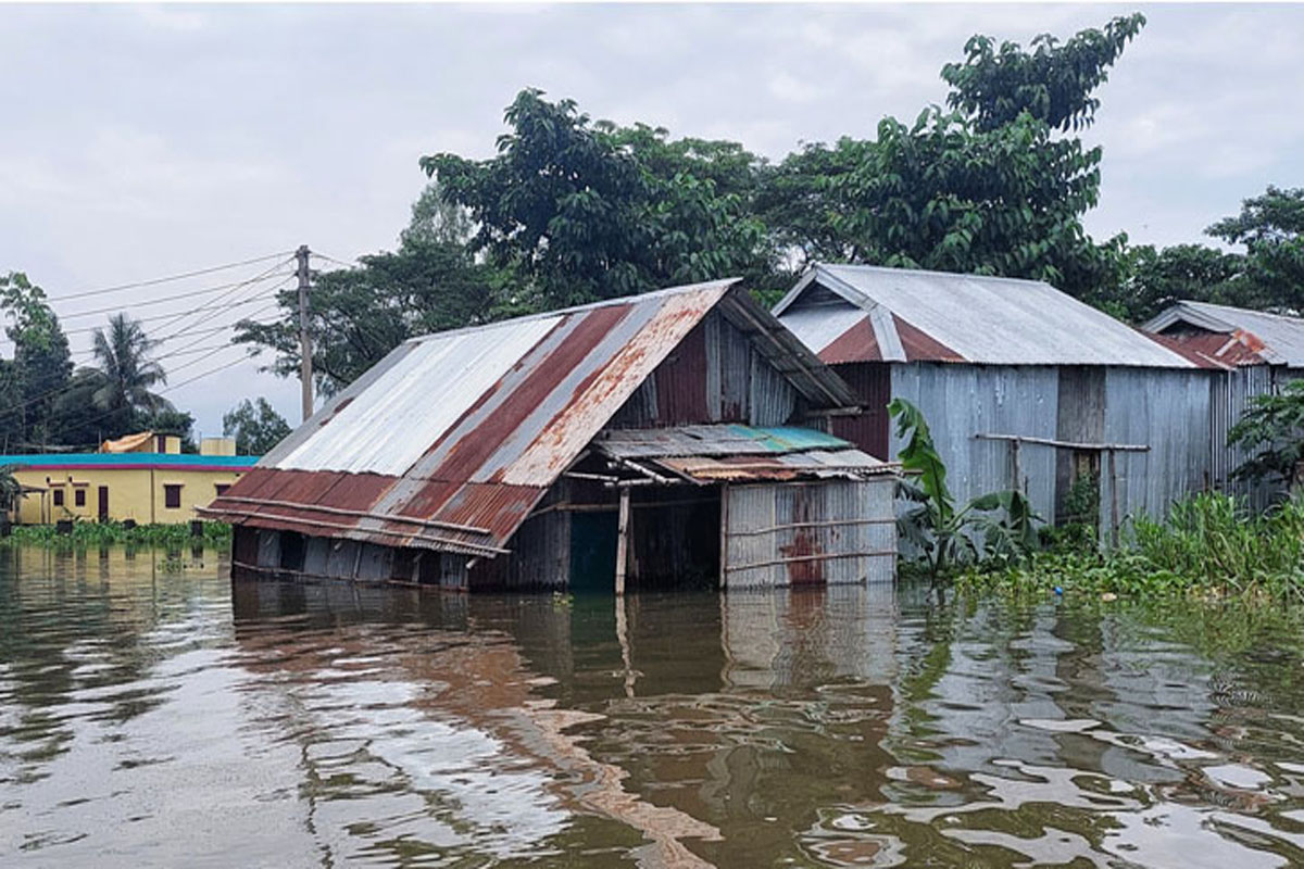 সুনামগঞ্জের প্রত্যন্ত অঞ্চলে ত্রাণ সংকটে বানভাসিরা