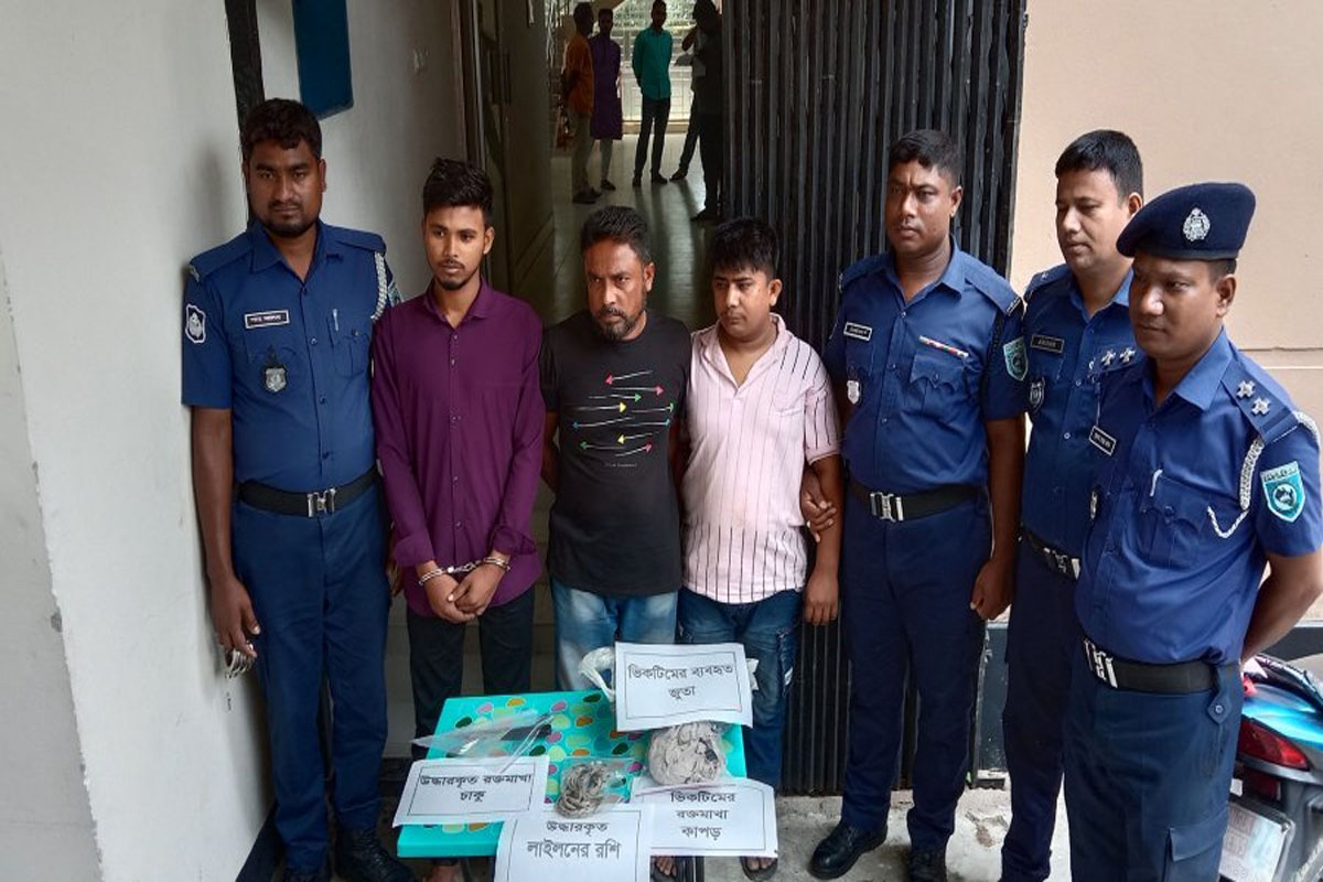 দিনাজপুরে চালকের গলা কেটে ইজিবাইক ছিনতাই, গ্রেফতার ৩