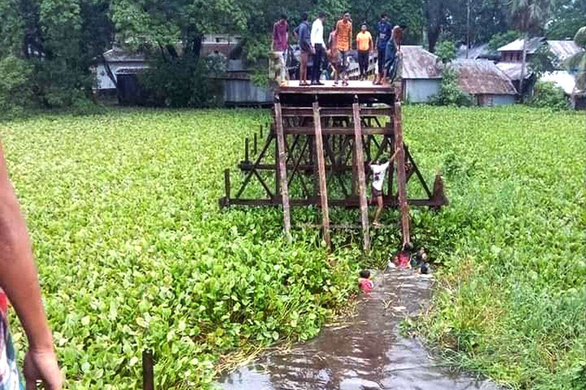 সেতু ভেঙে মাইক্রোবাস খালে, নিহত ১০ বরযাত্রী