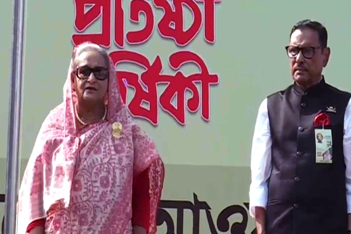 আওয়ামী লীগের সমাবেশ মঞ্চে প্রধানমন্ত্রী