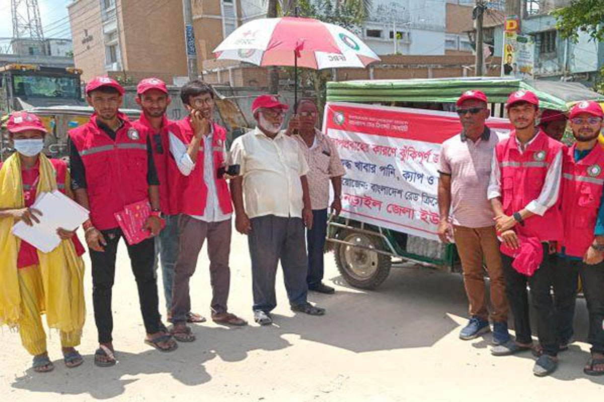 নড়াইলে শ্রমজীবিদের মাঝে রেডক্রিসেন্ট সোসাইটির ছাতা ও ক্যাপ বিতরণ