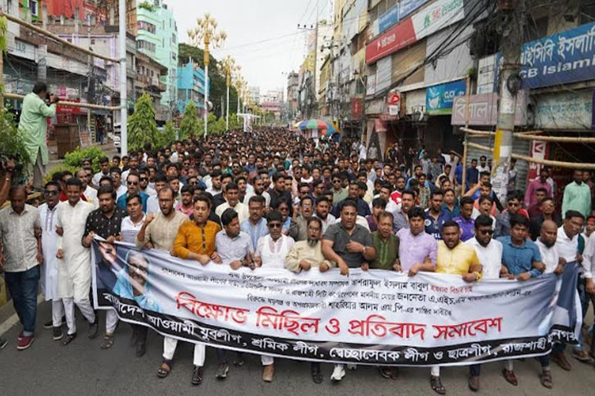 রাজশাহীতে শাহরিয়ারকে অবাঞ্ছিত ঘোষণা, কুশপুত্তলিকা দাহ