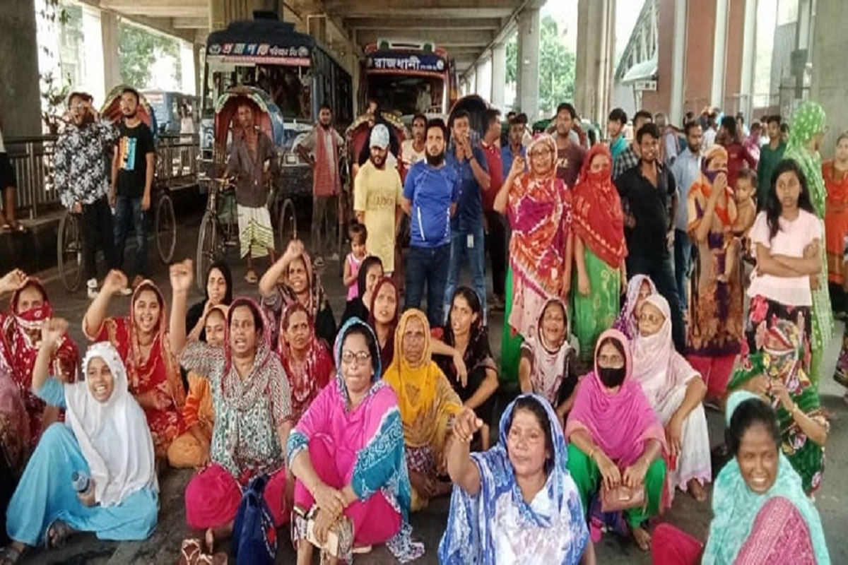পানির দাবিতে মিরপুরে সড়ক অবরোধ করে এলাকাবাসীর বিক্ষোভ