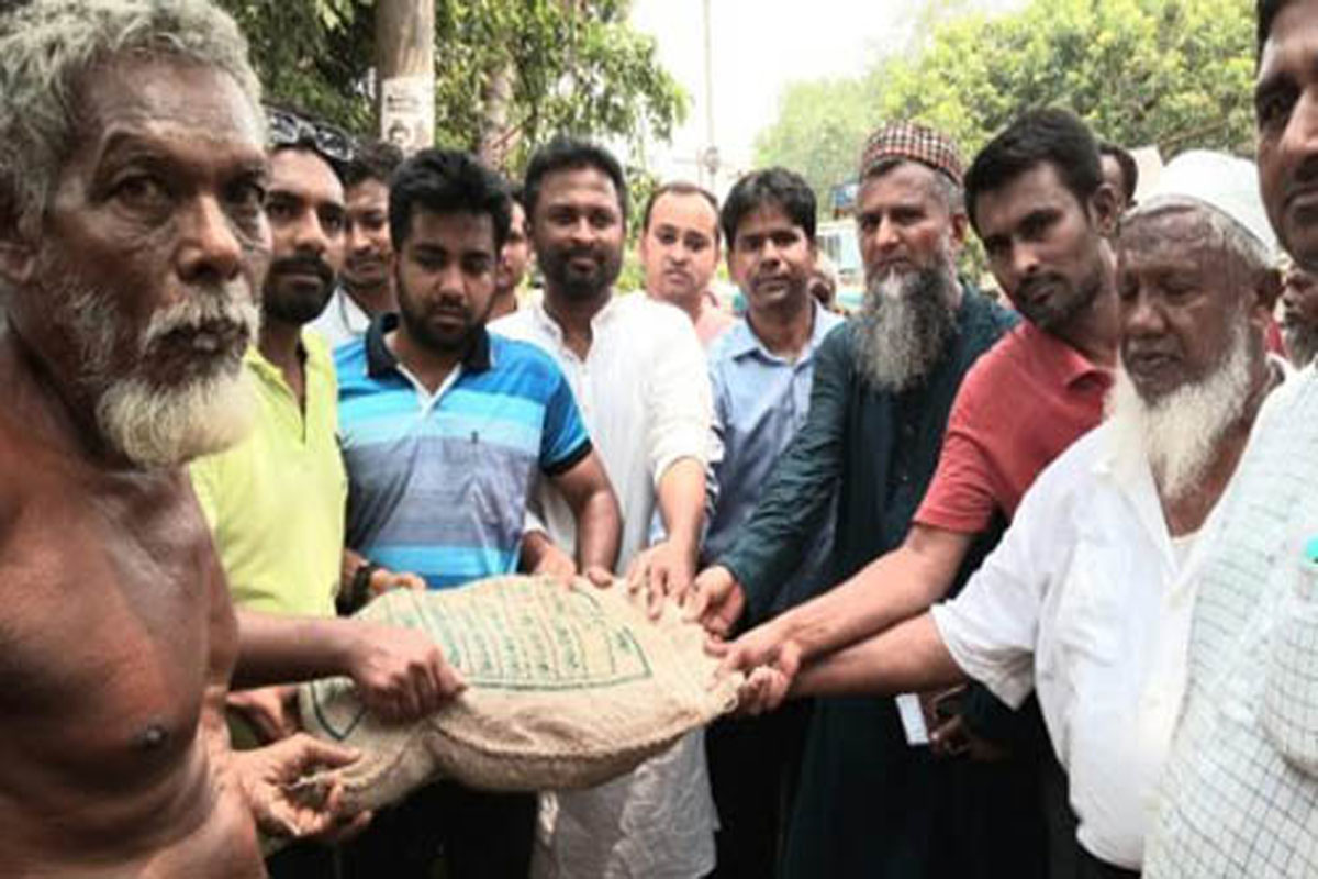 হুইপ মাশরাফীর পক্ষ থেকে ৭০০ পরিবারের মাঝে উপহার সামগ্রী বিতরণ
