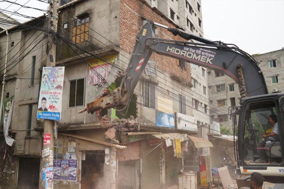 রাস্তার উপরে থাকা ২৫টি দোকান ও ৬টি বহুতল ভবন ভেঙে দিয়েছে ডিএনসিসি