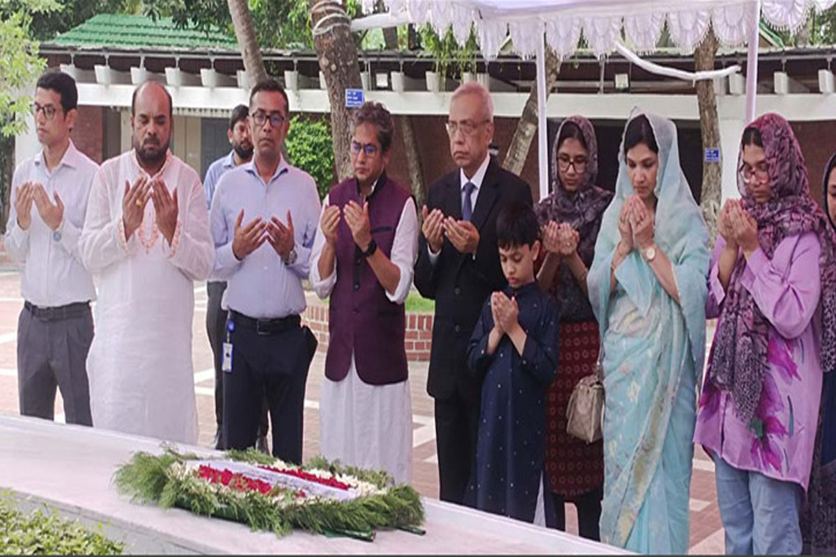 জাতির পিতার সমাধিতে প্রধানমন্ত্রীর প্রেস সচিবের শ্রদ্ধা
