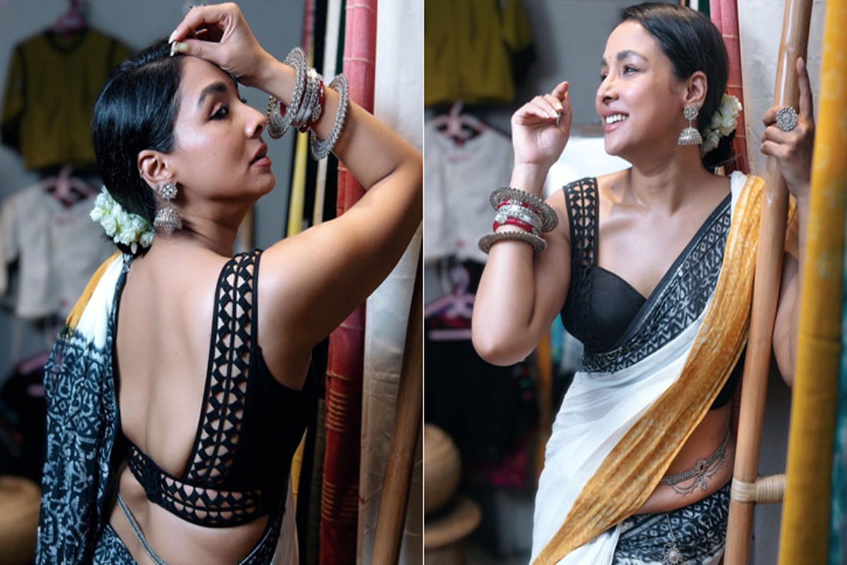 সুতি শাড়ি, কোমরে বিছা পরে মুগ্ধতা ছড়ালেন রুনা