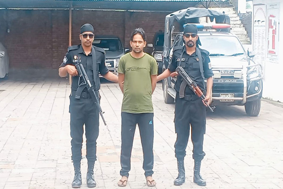 রোহিঙ্গা ক্যাম্প থেকে অস্ত্রসহ আরসা কমান্ডার গ্রেপ্তার
