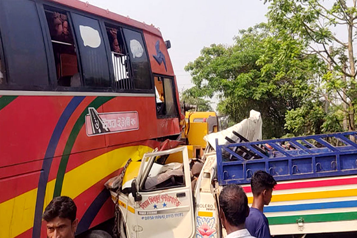 বরিশালে সড়ক দুর্ঘটনায় নিহত চার, আহত ১০