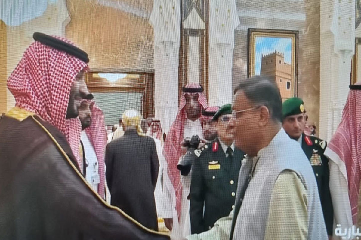 পররাষ্ট্রমন্ত্রীকে মোহাম্মদ বিন সালমানের অভ্যর্থনা