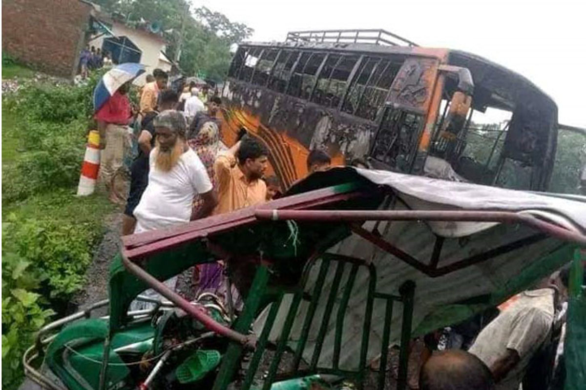 বাসের ধাক্কায় অটোরিক্সা চালক নিহত, আহত ৩