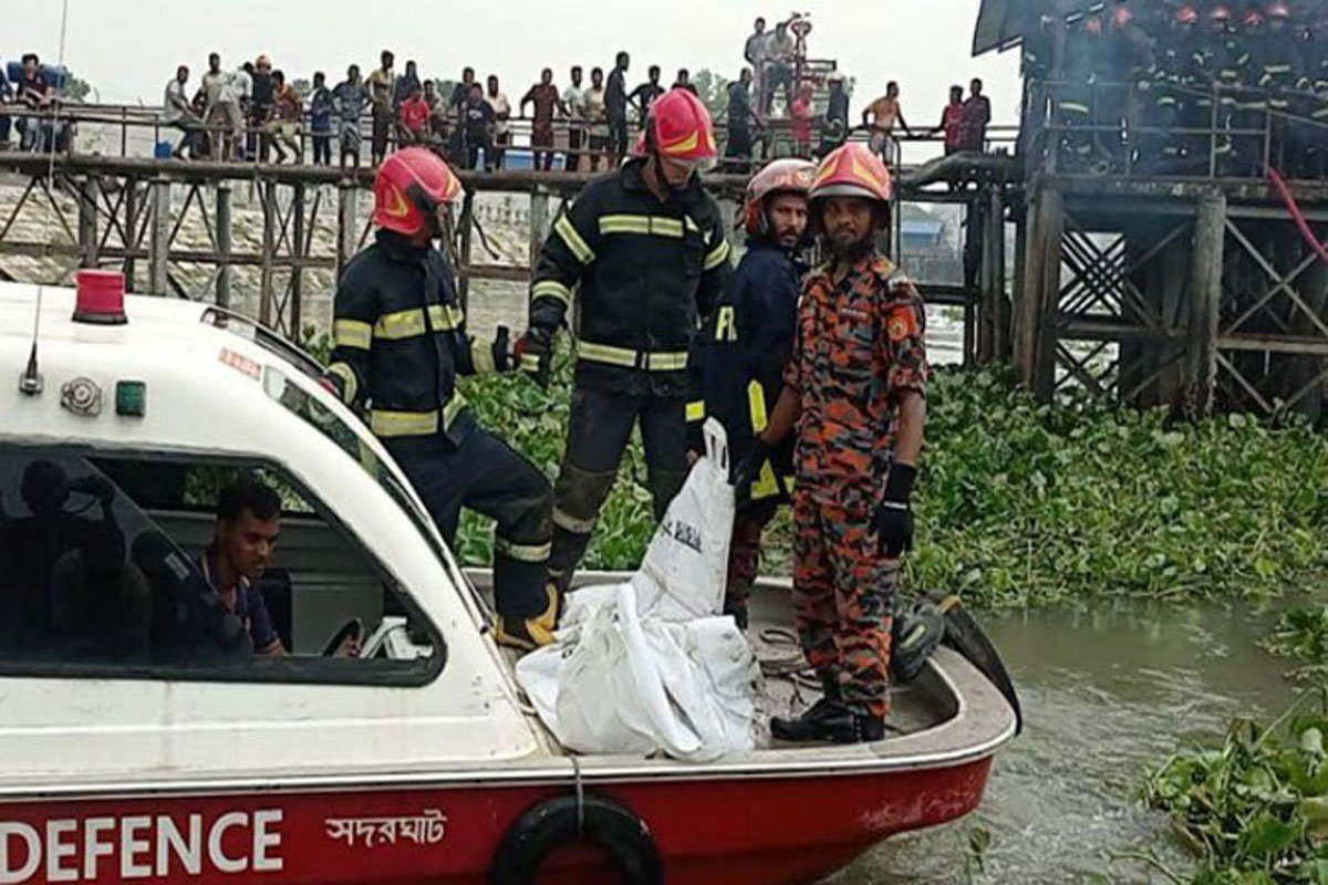 ফতুল্লায় আগুনে পোড়া ট্রলারটি ডুবিয়ে দেওয়া হলো