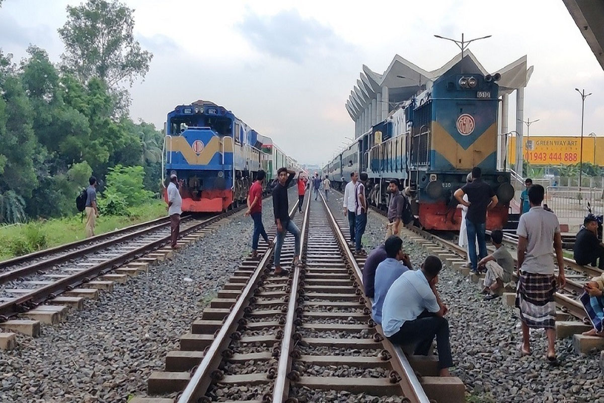 ইঞ্জিন বিকল, ঢাকার সাথে উত্তরবঙ্গের ট্রেন চলাচল বন্ধ
