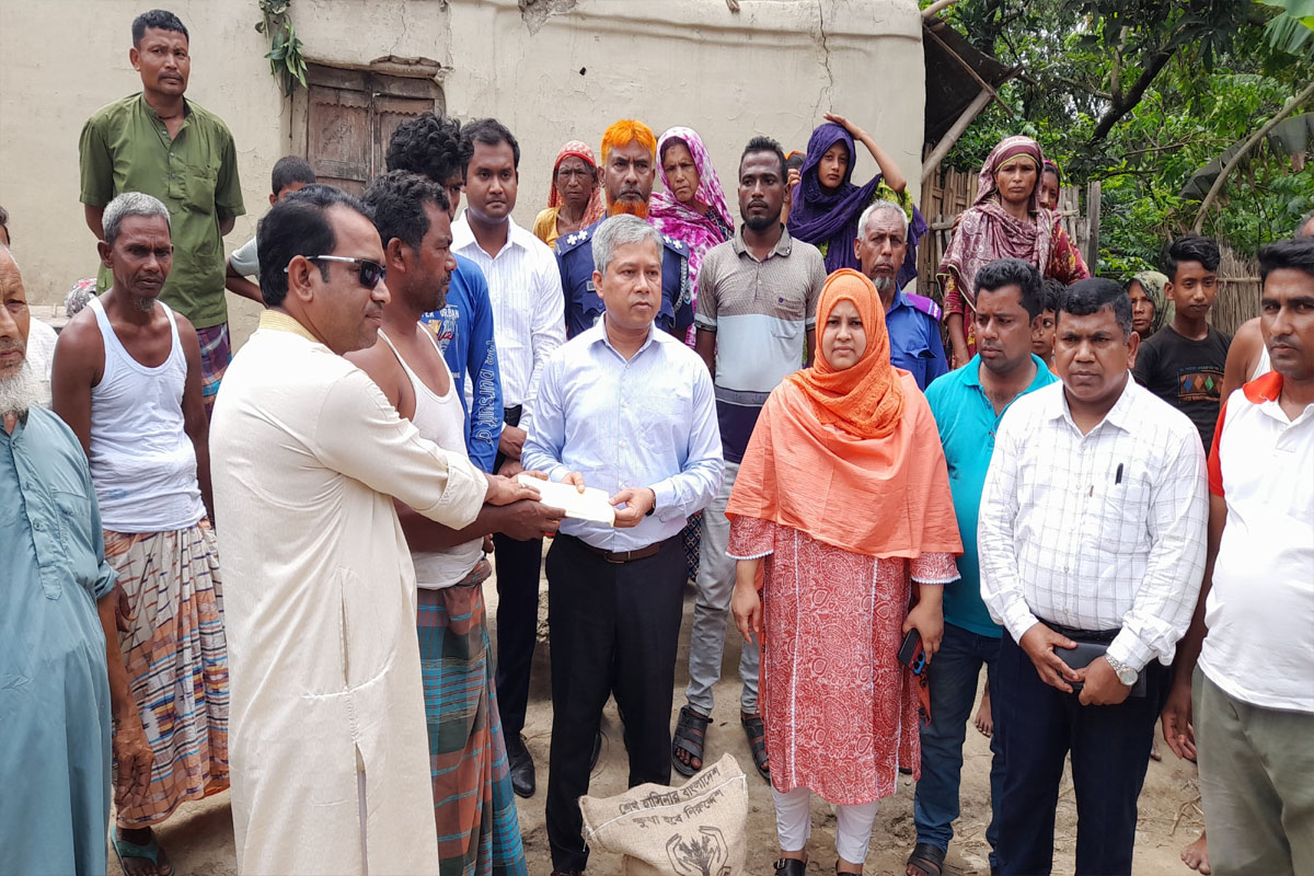 ঠাকুরগাঁওয়ে ঝড়ের কবলে নিহত পরিবারকে আর্থিক সহায়তা প্রদান