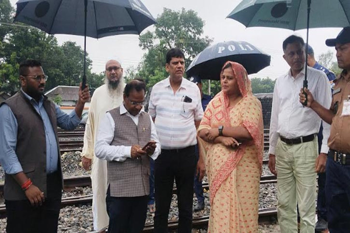 চিলাহাটি-হলদিবাড়ী রেলপথের পাশাপাশি সড়কপথের পরিকল্পনা আছে