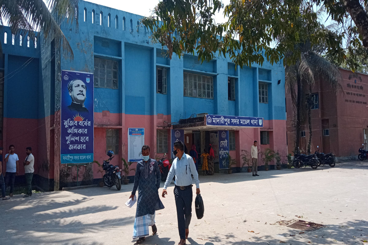 ডাসারে গৃহবধূর ঝুলন্ত লাশ উদ্ধার ডাসারে গৃহবধূর ঝুলন্ত লাশ উদ্ধার