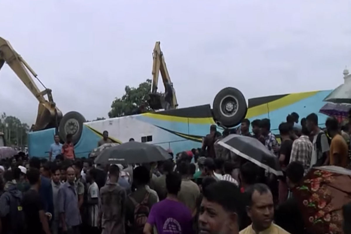 সীতাকুণ্ডে বাস খাদে, নিহত ১