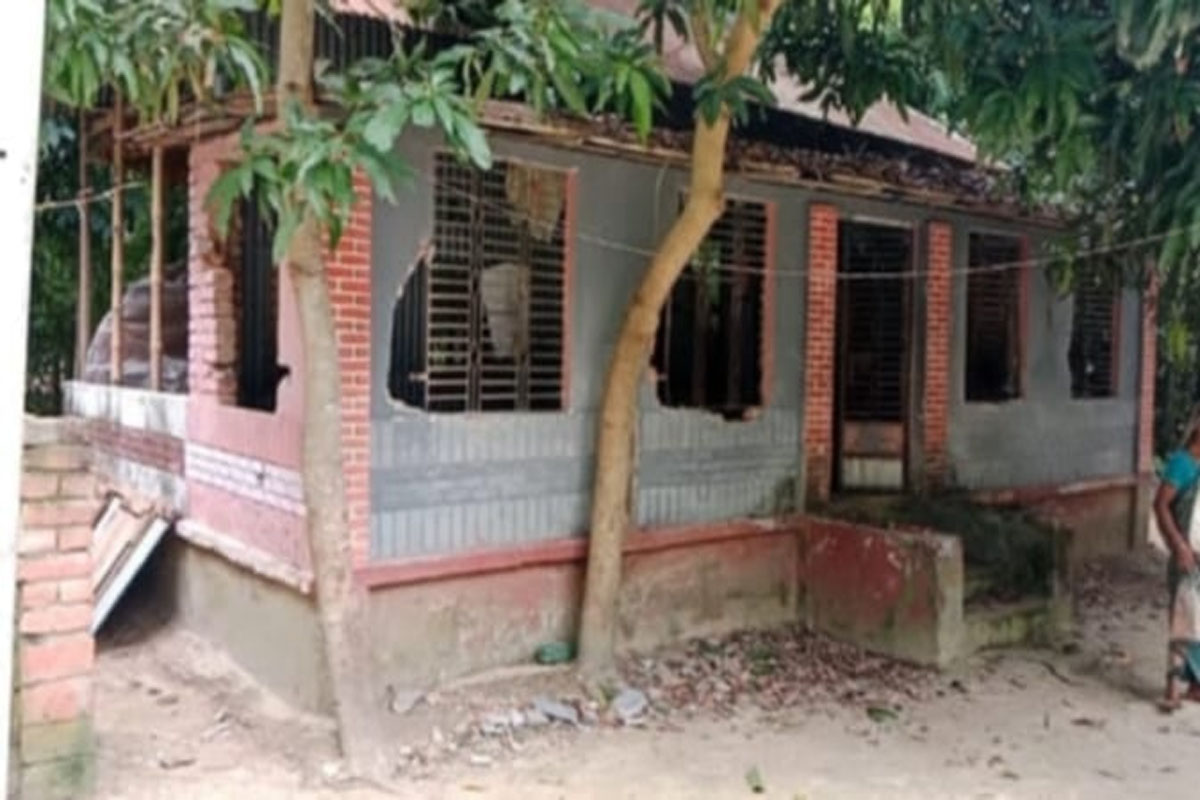নড়াইলে আনিস শেখ হত্যাকান্ডে চলছে ভাঙচুর লুটপাট