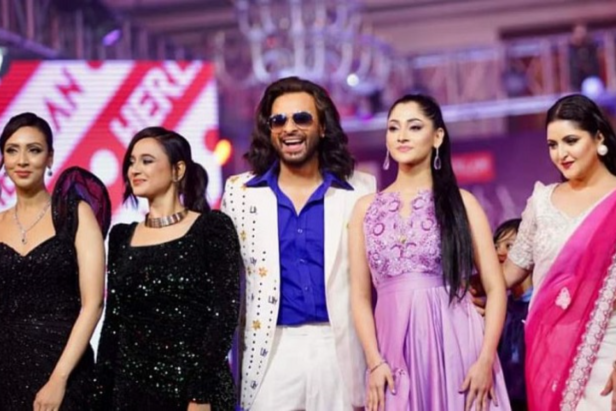 শাকিব খানের সঙ্গে র‌্যাম্পে হেঁটে দূরত্ব কমল মিম-পরীমনির!