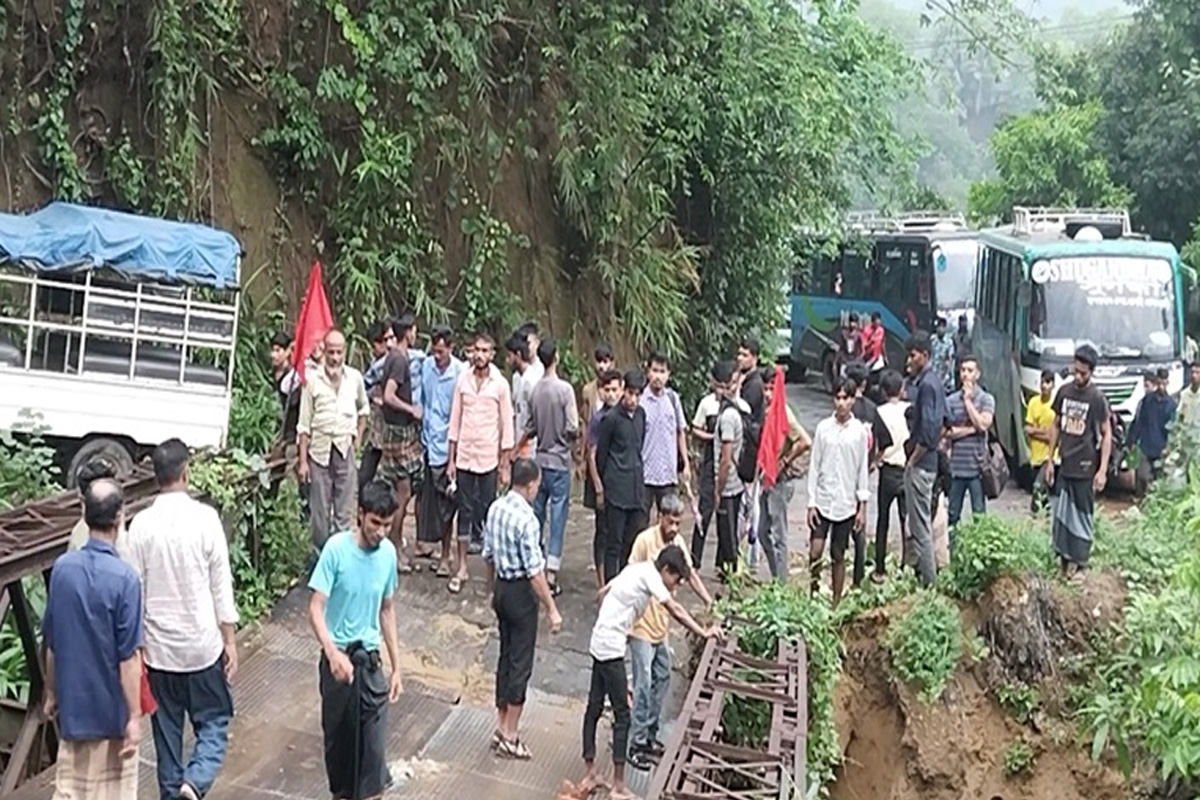 রুমা-থানচি সড়কে ৪ দিন ধরে বন্ধ যান চলাচল, দুর্ভোগ চরমে
