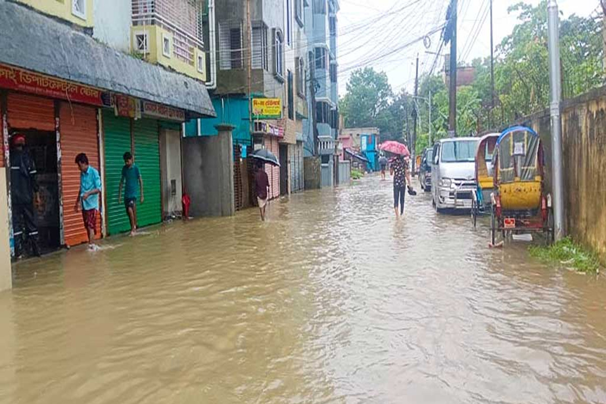 বন্যার পানি কমলেও টানা বৃষ্টিতে তলিয়ে গেছে সিলেট