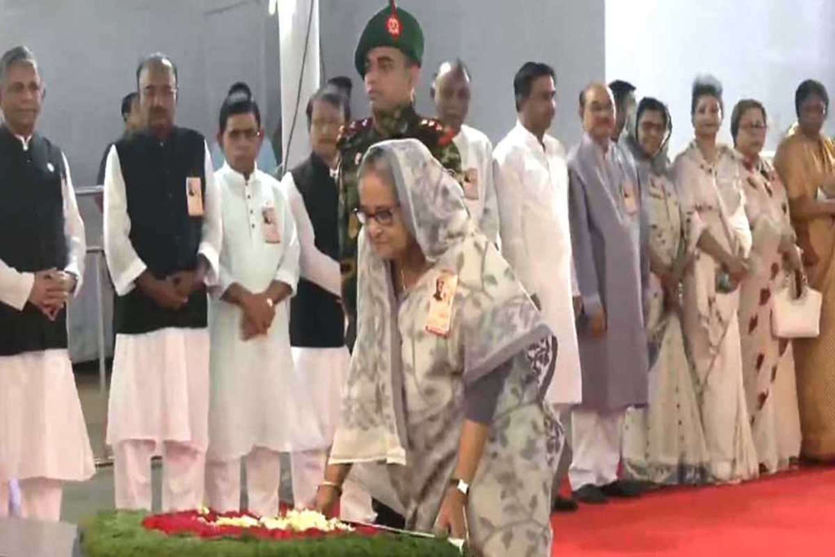 ঐতিহাসিক ৬ দফা দিবসে বঙ্গবন্ধুর প্রতিকৃতিতে প্রধানমন্ত্রীর শ্রদ্ধা