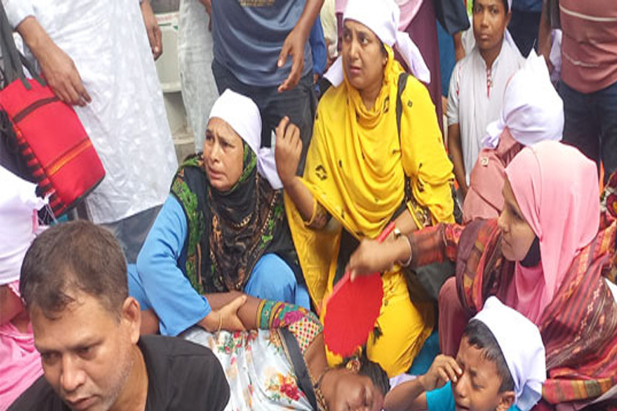 অনশনের তৃতীয় দিনে জ্ঞান হারিয়ে হাসপাতালে শিক্ষিকা