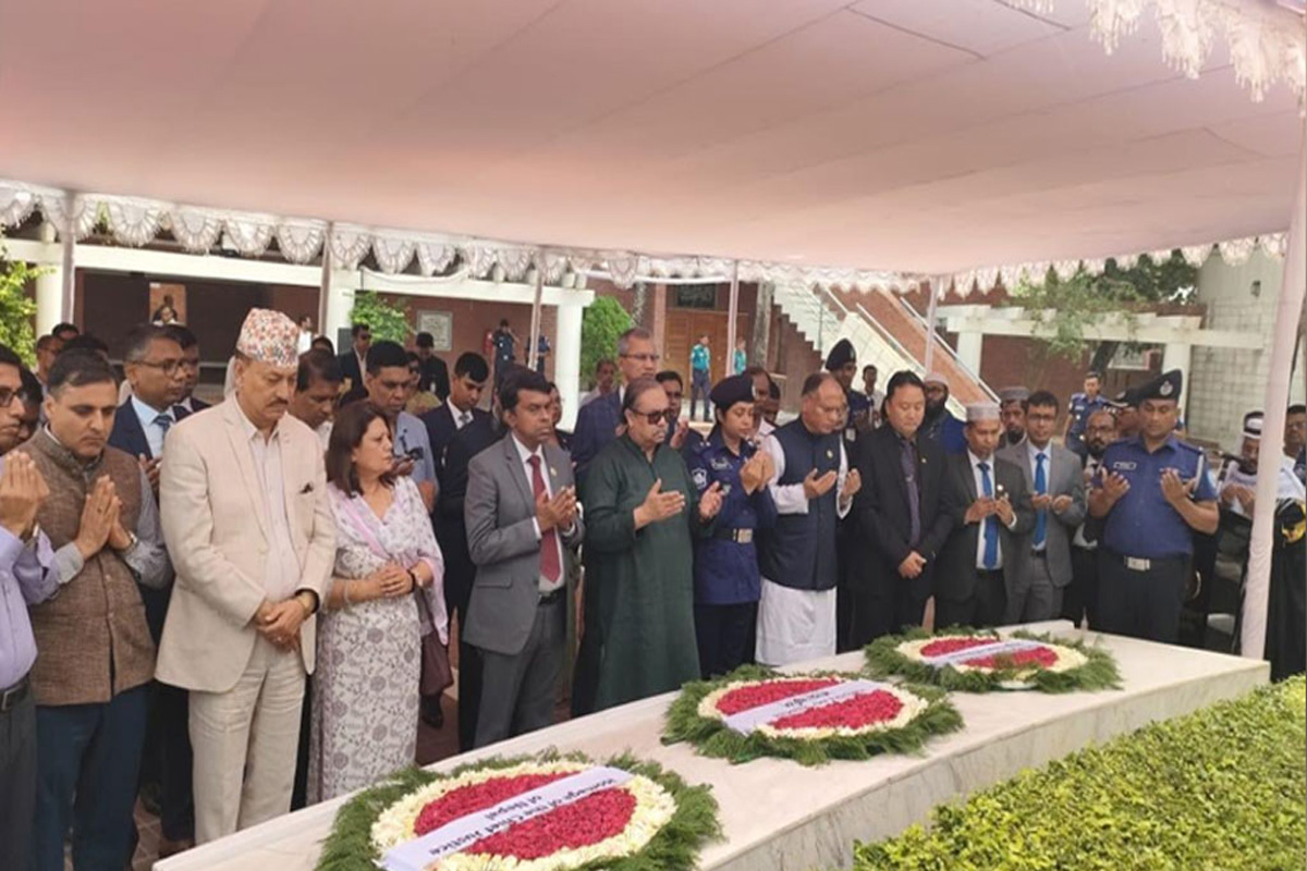 টুঙ্গিপাড়ায় বঙ্গবন্ধুর সমাধিতে ৩ দেশের বিচারপতির শ্রদ্ধা