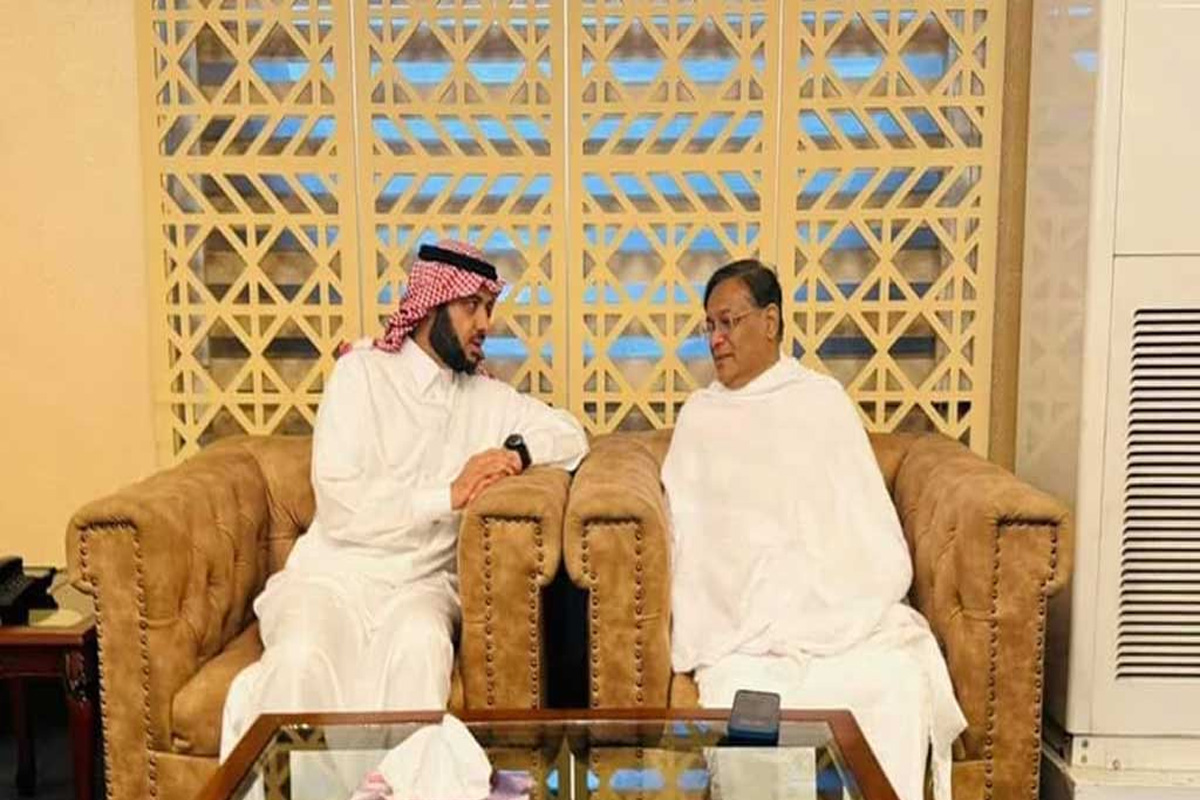 স্ত্রীসহ হজের উদ্দেশ্যে যাত্রা করেছেন পররাষ্ট্রমন্ত্রী