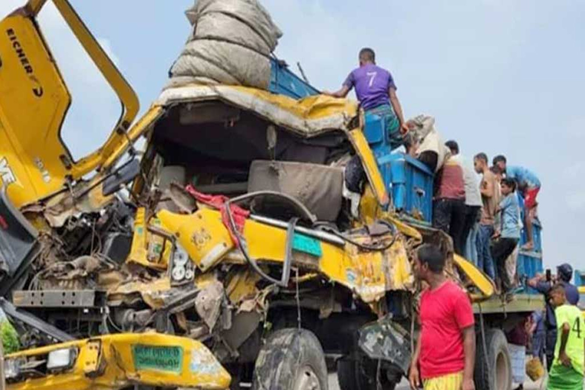 দাউদকান্দিতে গরুবোঝাই ট্রাক উল্টে নিহত ২