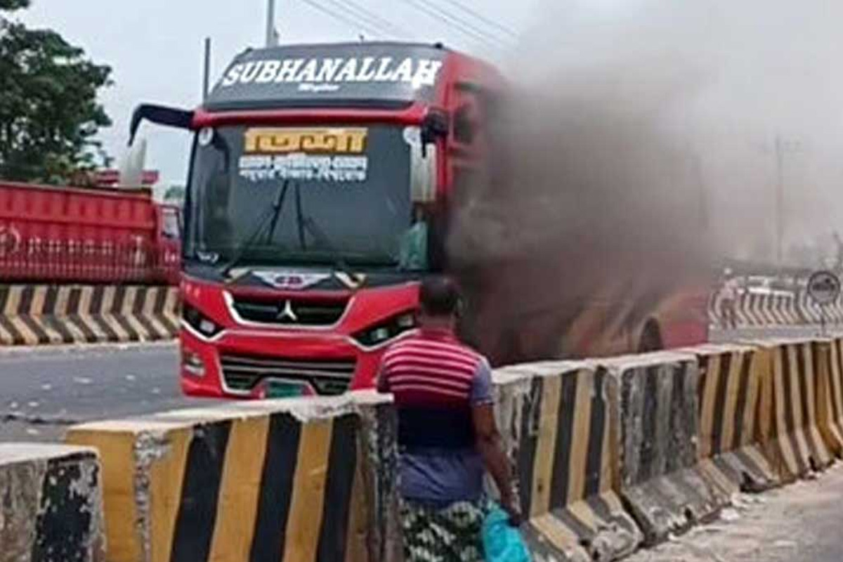 মহাসড়কে যাত্রীবাহী বাসে হঠাৎ আগুন