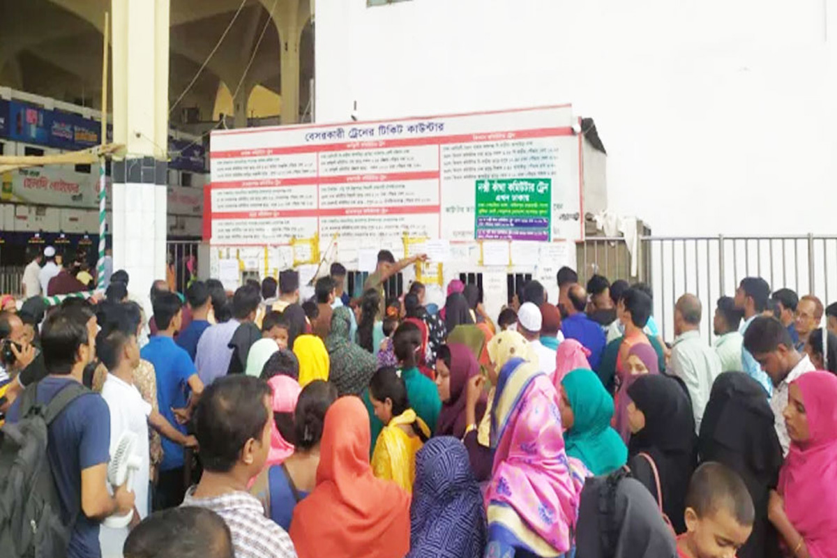 স্ট্যান্ডিং-কমিউটার ট্রেনের টিকিট পেতে হাজারো মানুষের ভিড়