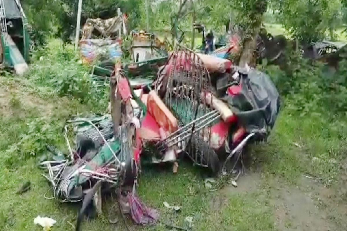 ইউটার্ন নিতে গিয়ে কাভার্ডভ্যান উল্টে পড়ল অটোরিকশার ওপর, নিহত ২