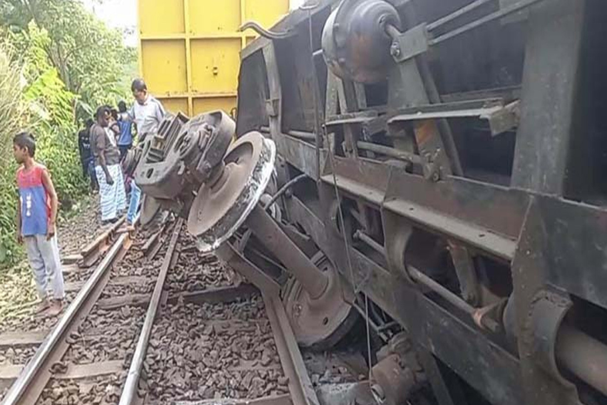 ‘বরেন্দ্র এক্সপ্রেসের’ ২ বগি লাইনচ্যুত, ট্রেন চলাচল বন্ধ