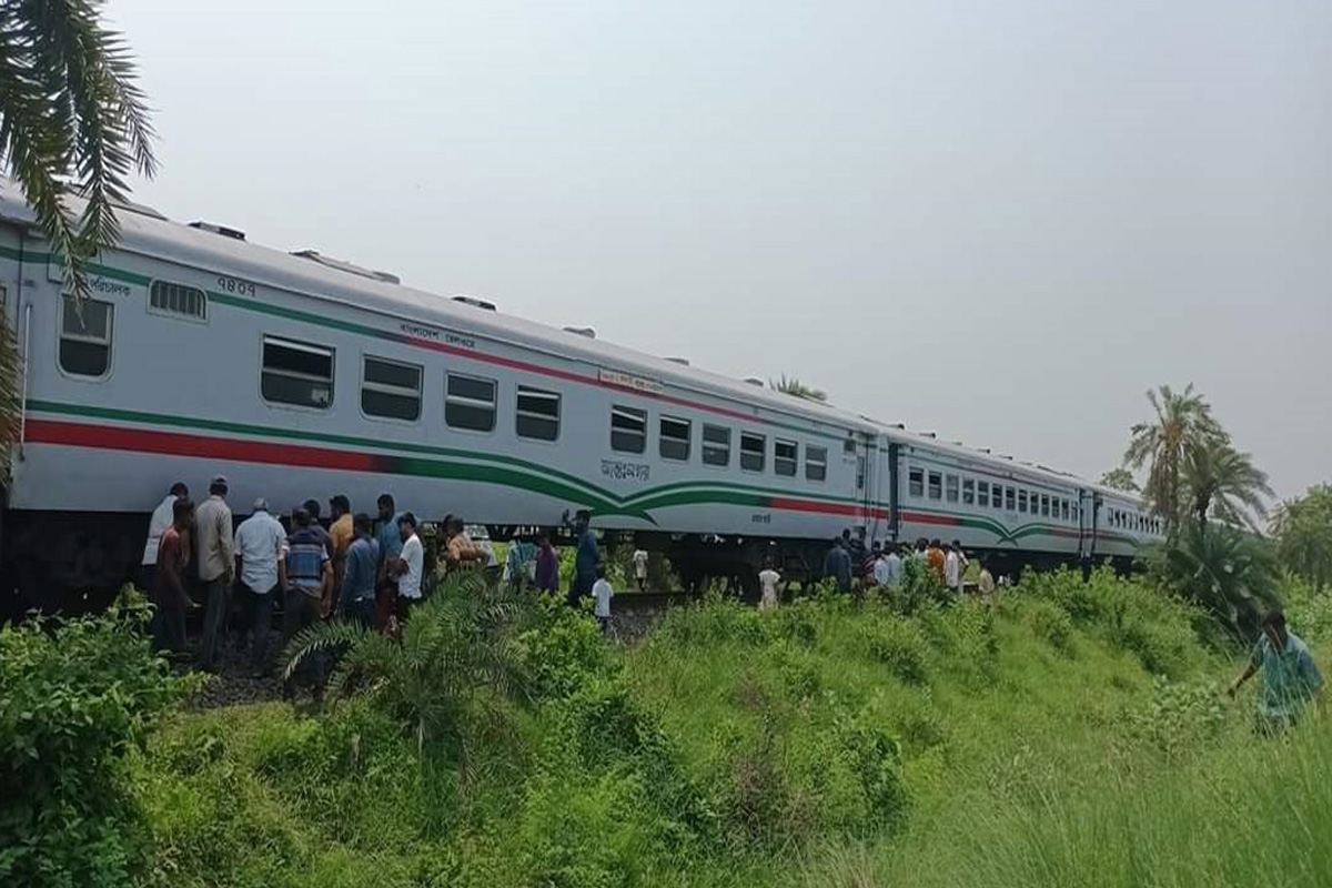 রাণীনগরে বগি লাইনচ্যুত, আড়াই ঘণ্টা পর ট্রেন চলাচল স্বাভাবিক