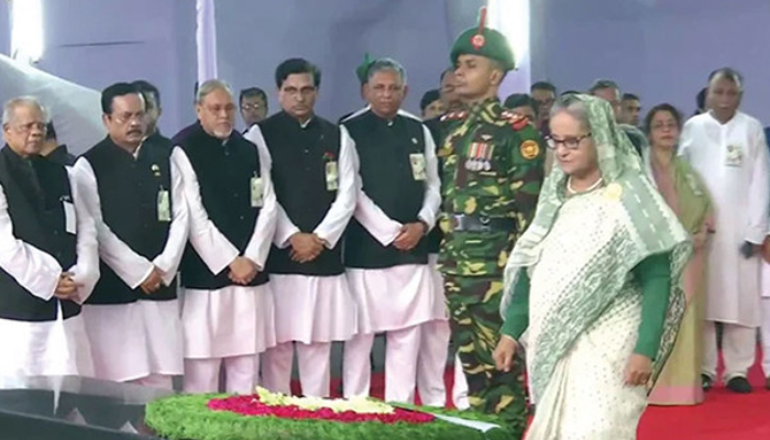 বঙ্গবন্ধুর প্রতিকৃতিতে প্রধানমন্ত্রীর শ্রদ্ধা