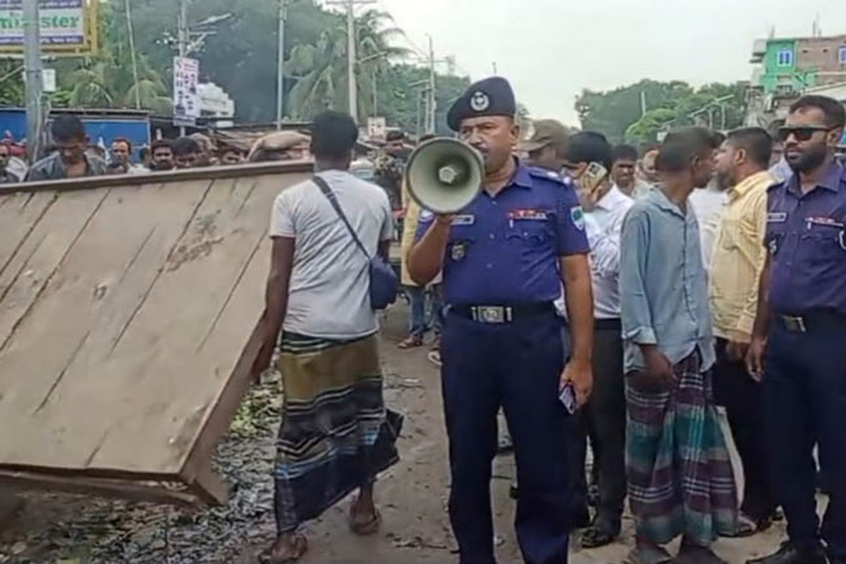 নড়াইলের লক্ষীপাশা চৌরাস্তা বাজার এলাকায় শতাধিক অবৈধ স্থাপনা উচ্ছেদ