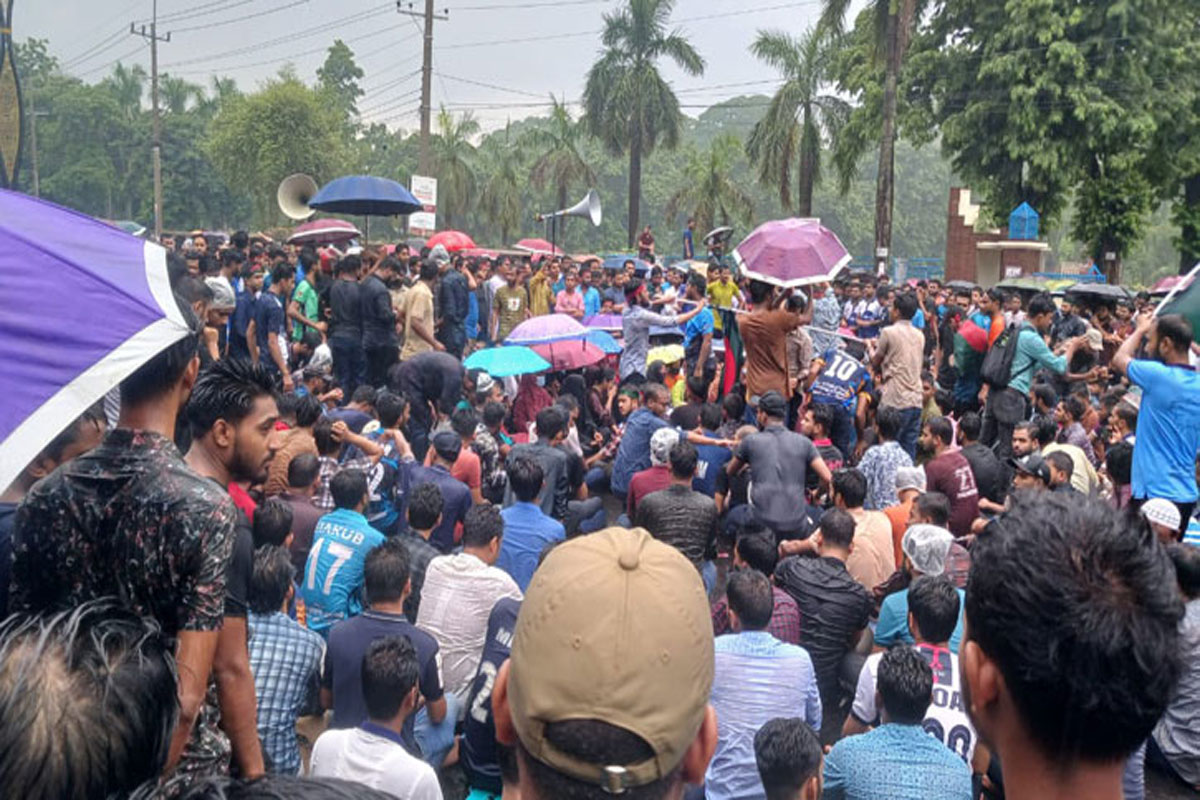 ঢাকা-রাজশাহী মহাসড়ক অবরোধ রাবি শিক্ষার্থীদের