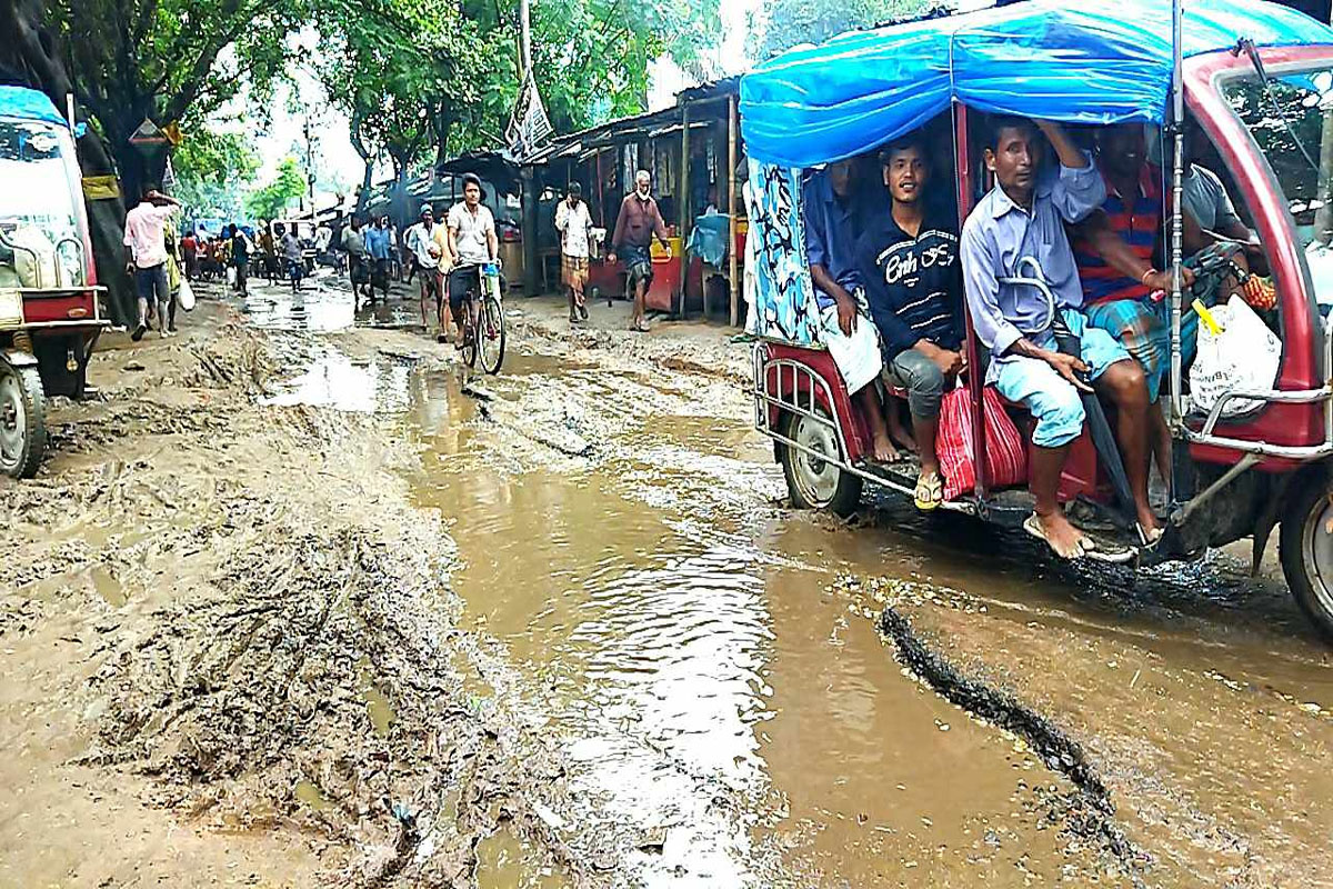 অল্প বৃষ্টিতেই জমে থাকে পানি , চরম ভোগান্তিতে পথচারী ও যানবাহন চালকেরা