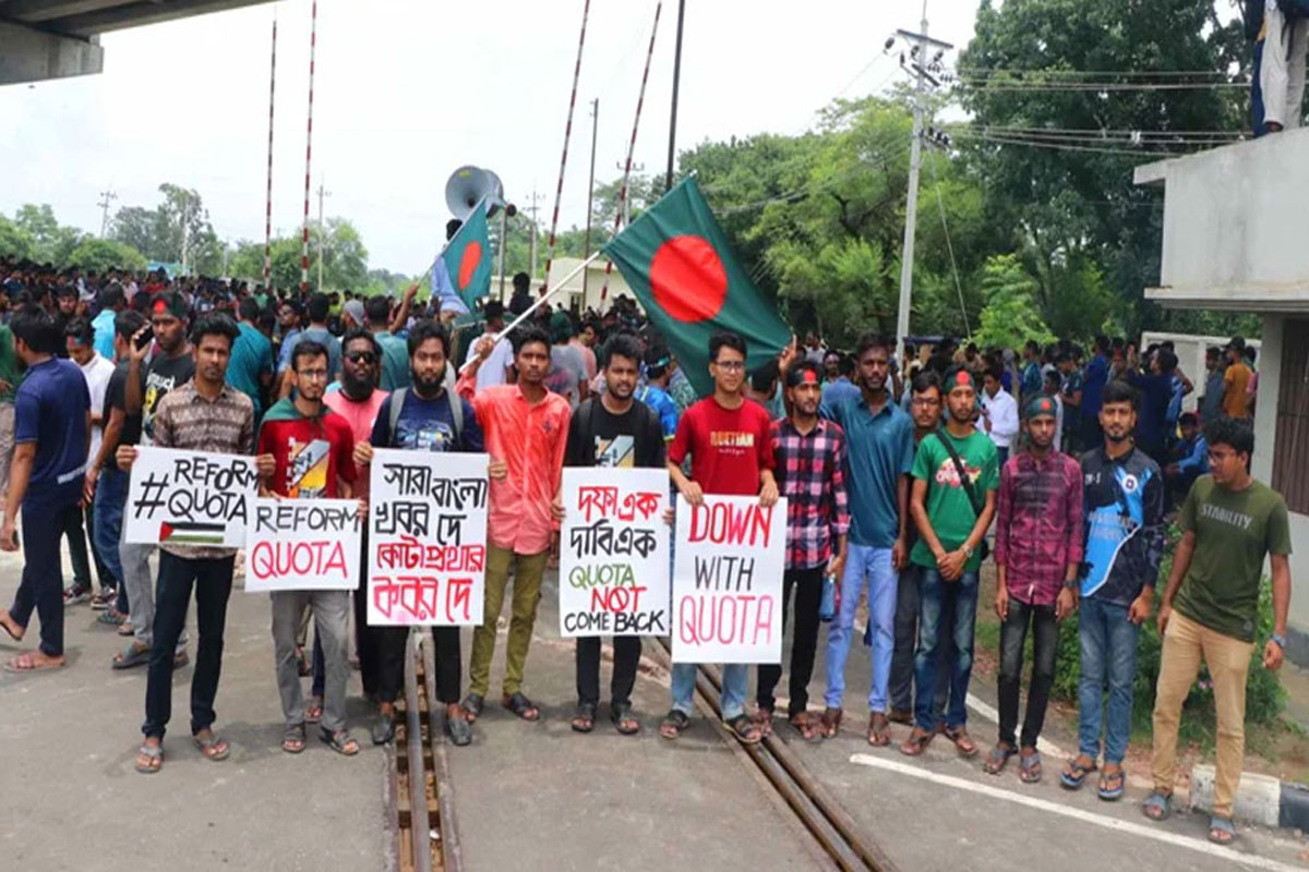 ঢাকা-রাজশাহী রেলপথ অবরোধ করে শিক্ষার্থীদের বিক্ষোভ