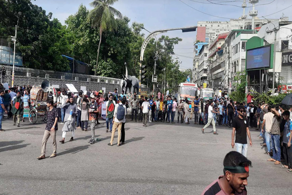 সায়েন্সল্যাব মোড় অবরোধ, শাহবাগে জড়ো হচ্ছেন ঢাবি শিক্ষার্থীরা