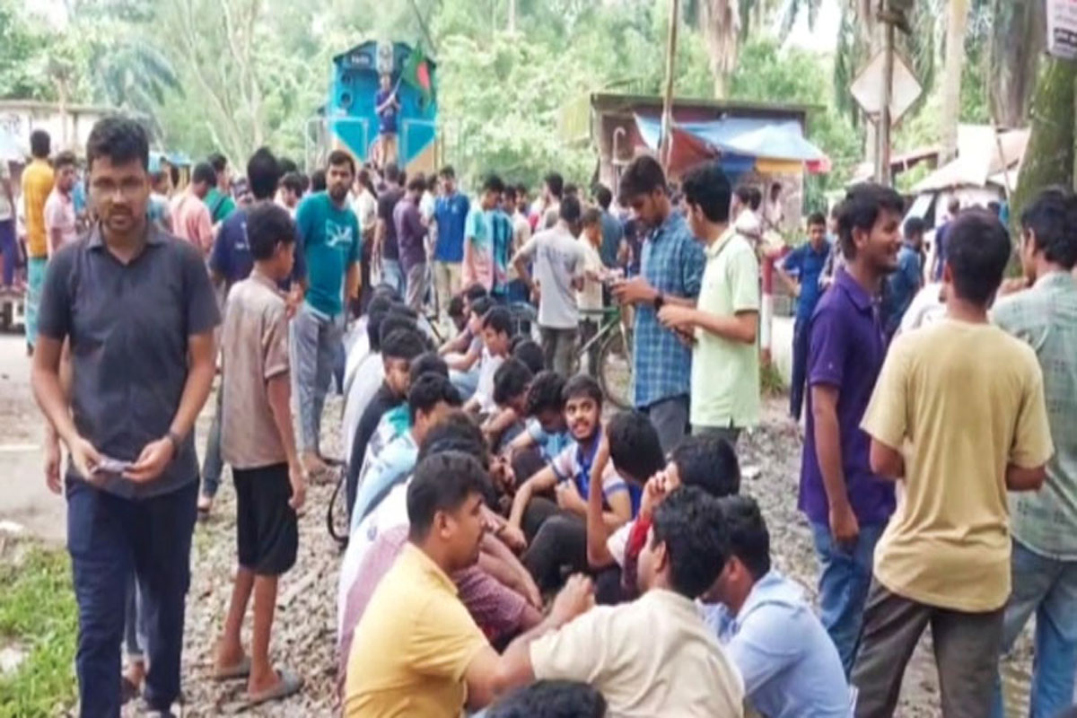 বাকৃবিতে রেলপথ অবরোধ করে শিক্ষার্থীদের ‘বাংলা ব্লকেড’