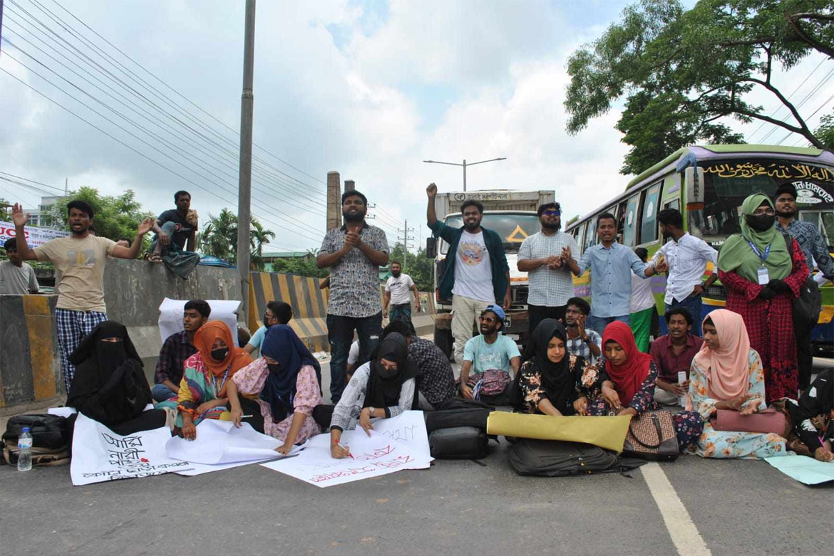 কোটা সংস্কার আন্দোলন: ৩য় দিনের মত মহাসড়কে গবি শিক্ষার্থীরা