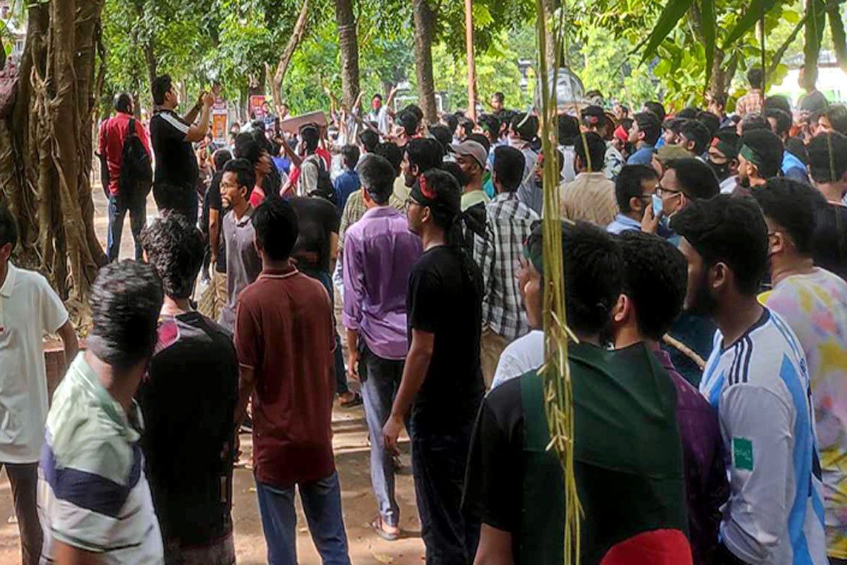 ঢাবিতে আন্দোলনকারী শিক্ষার্থী ও ছাত্রলীগের মধ্যে সংঘর্ষ