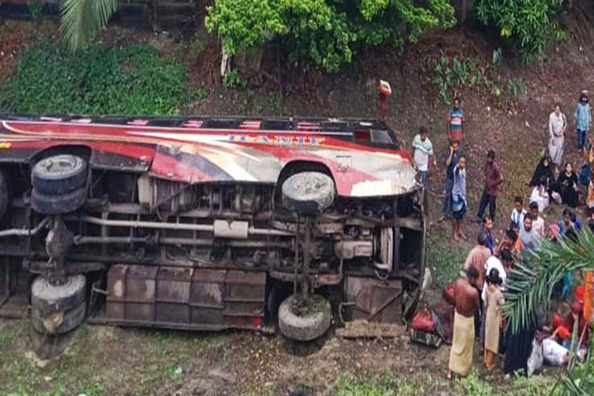 নড়াইলে হানিফ পরিবহনের যাত্রীবাহী বাস খাদে,আহত ৫