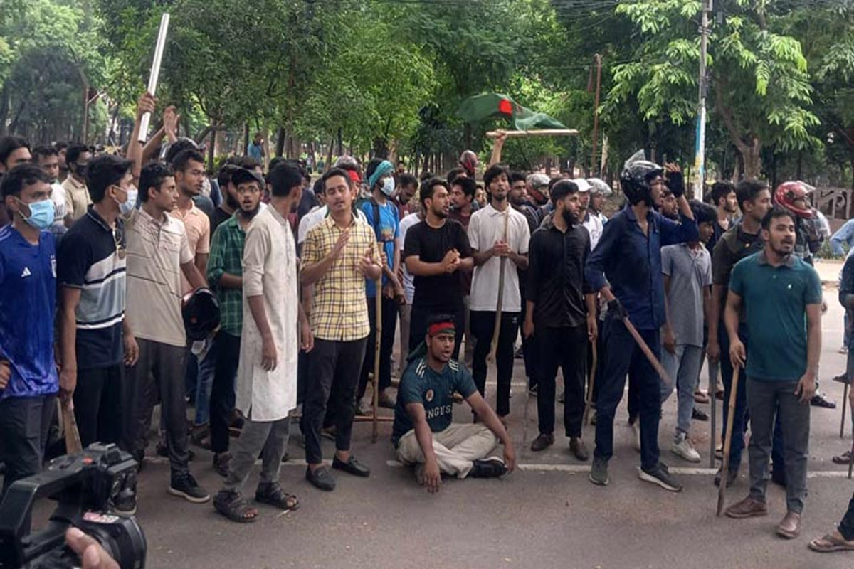 ঢাবির সব হল কোটা আন্দোলনকারীদের দখলে