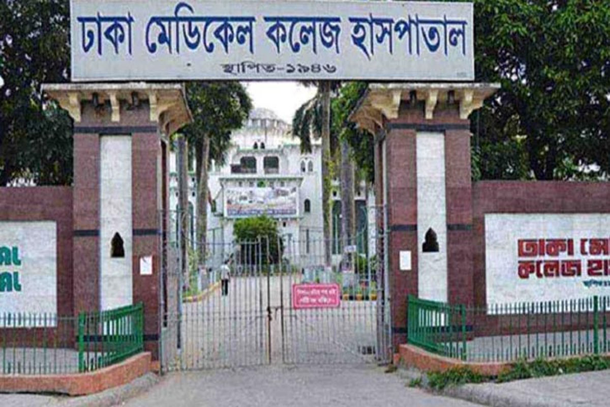 ঢাবিতে ২ শিক্ষার্থী গুলিবিদ্ধ, টিয়ারশেল-সাউন্ড গ্রেনেডে ৫ সাংবাদিক আহত